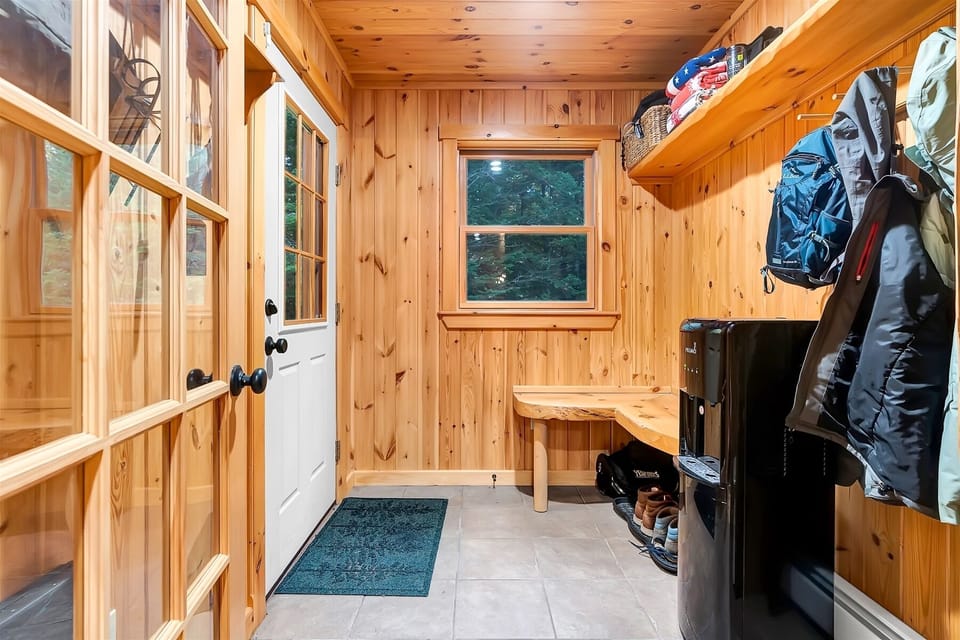 Entryway/storage