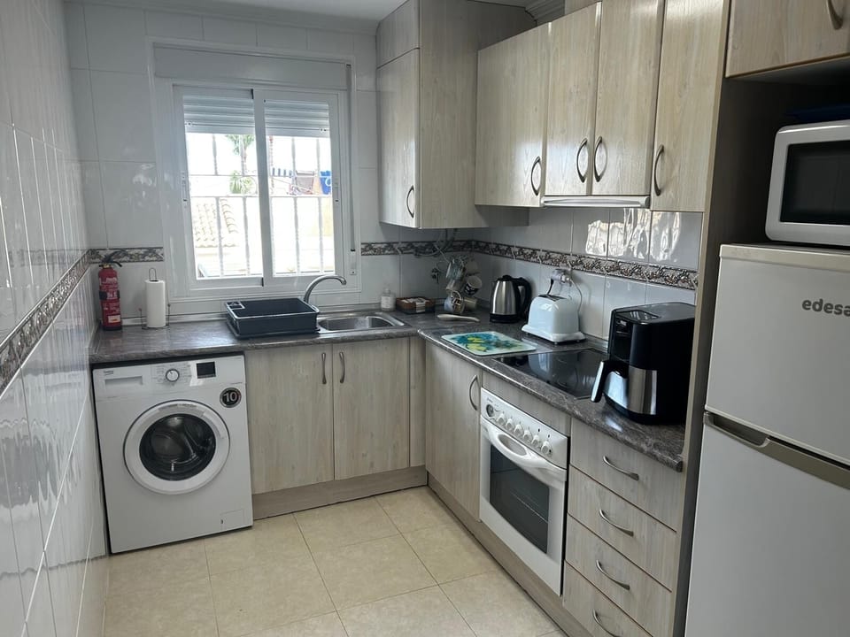 Spacious kitchen with Filtered Water Tap, microwave,toaster,kettle & air-fryer