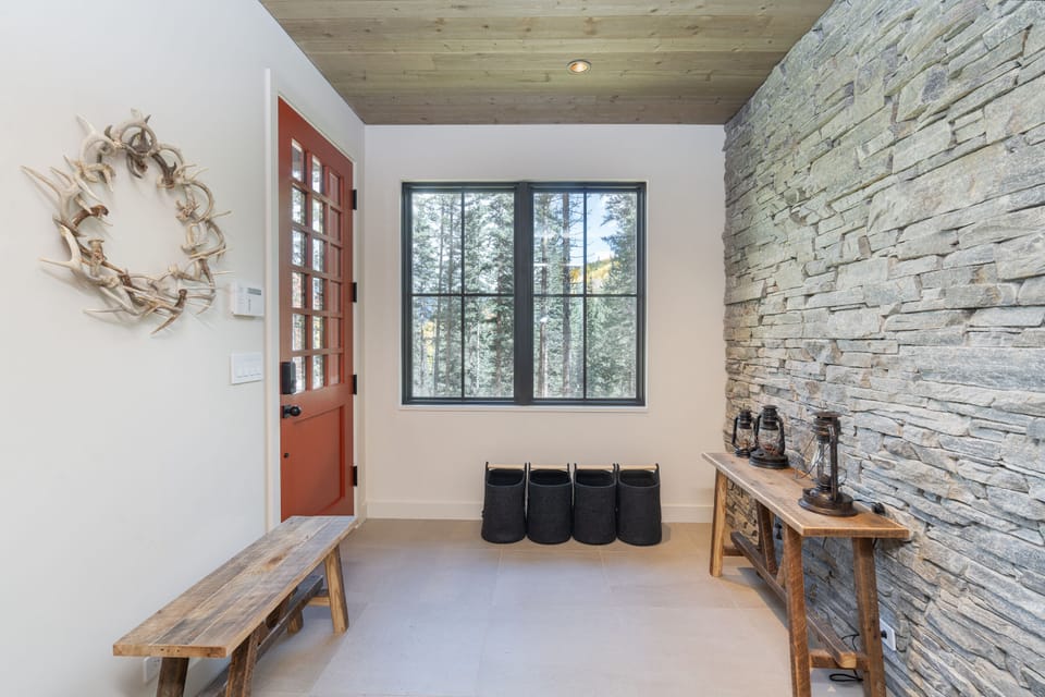 10-mountain-modern-rustic-mountain-village-entry