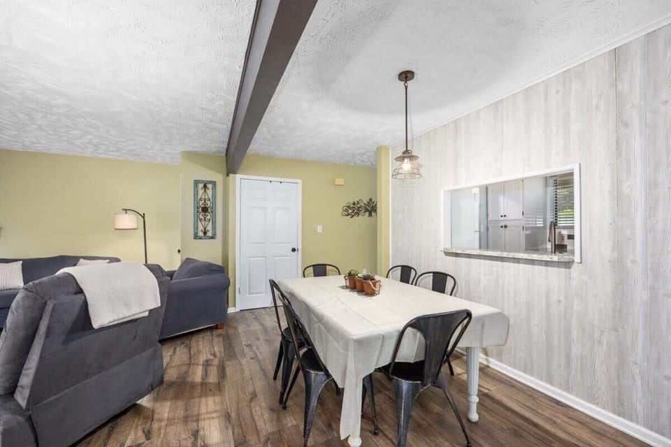 Unit A: Dining for 6