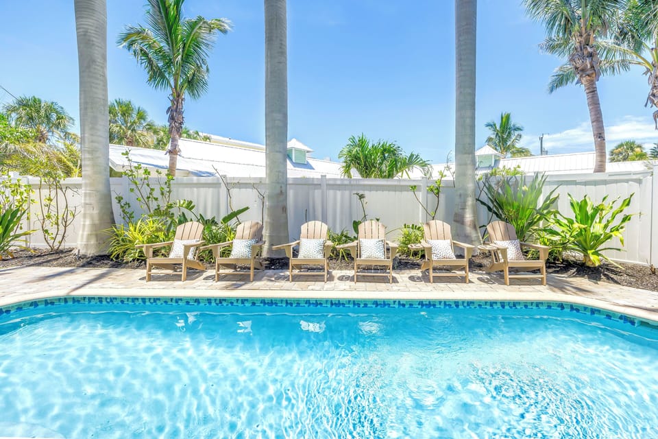 Heated pool with lounging and sun-shelves (shared).