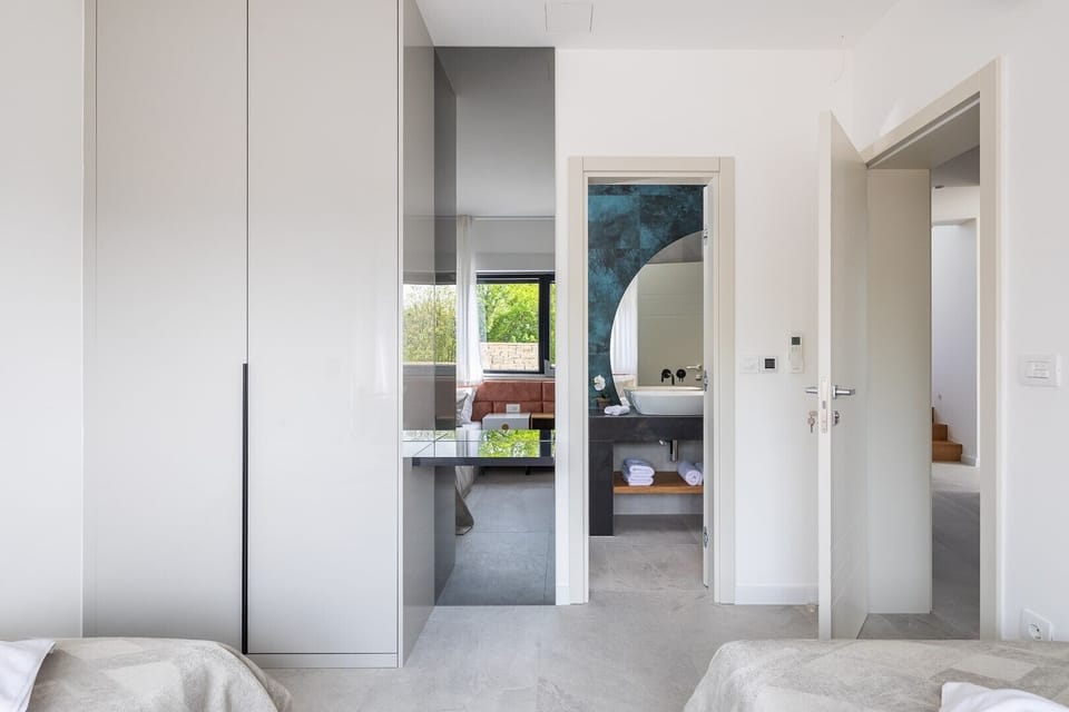 En-suite bathroom (4sqm) with a shower