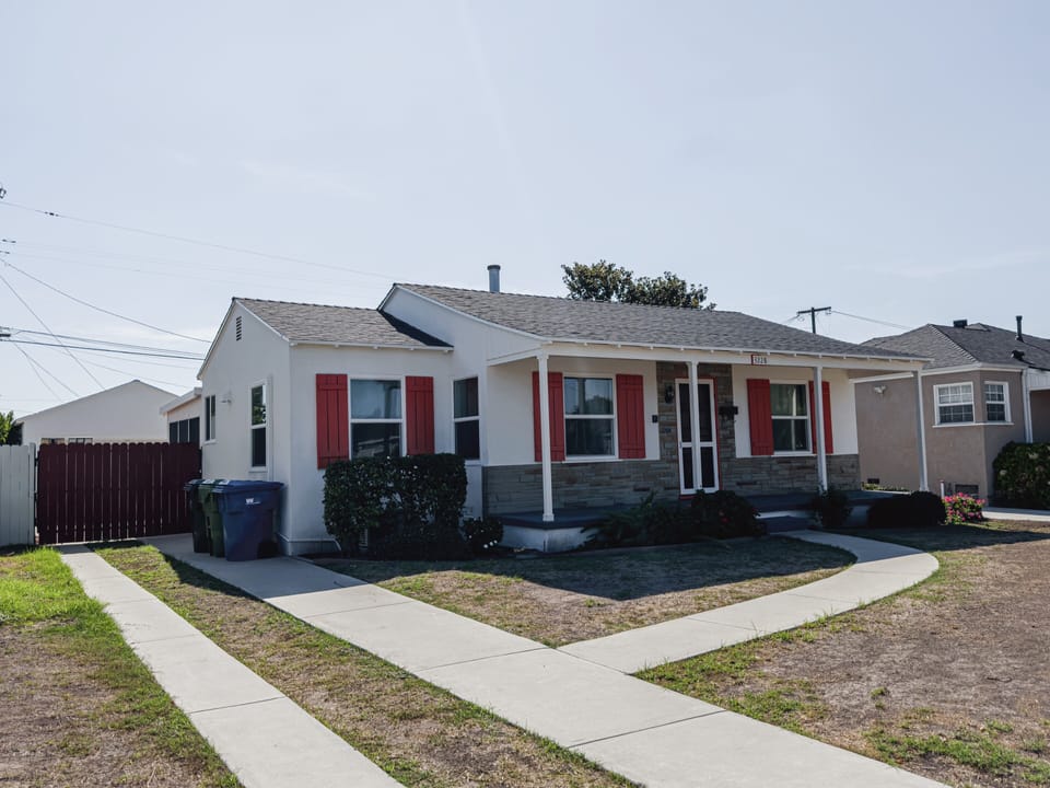 Driveway can accommodate up to two cars