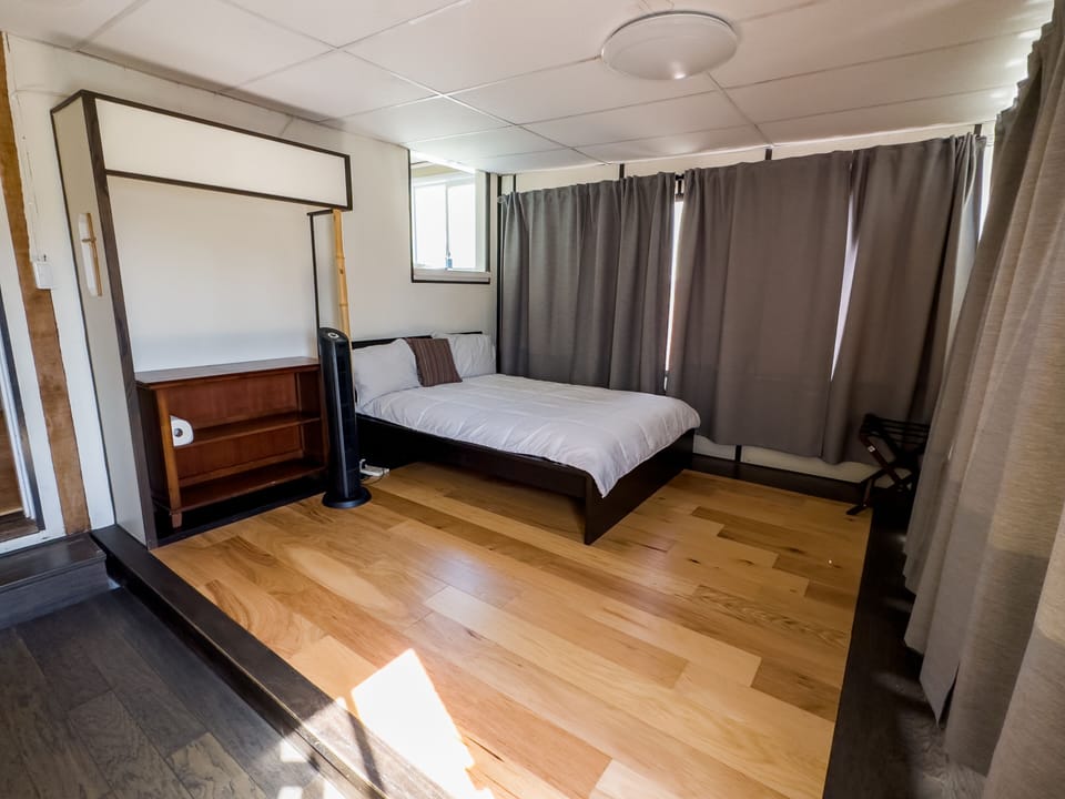 2nd bedroom with full size bed
