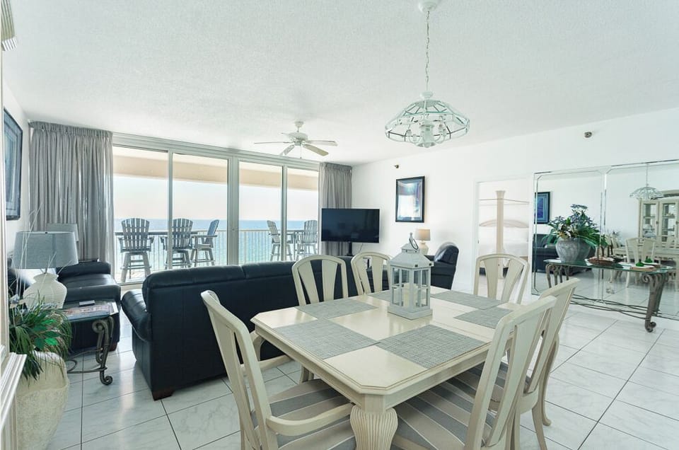 Regency Towers 906 - dining room