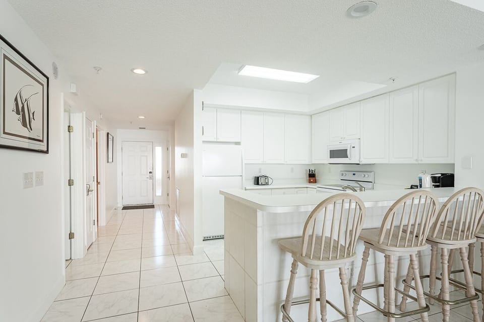Regency Towers 906 - Kitchen hallway view