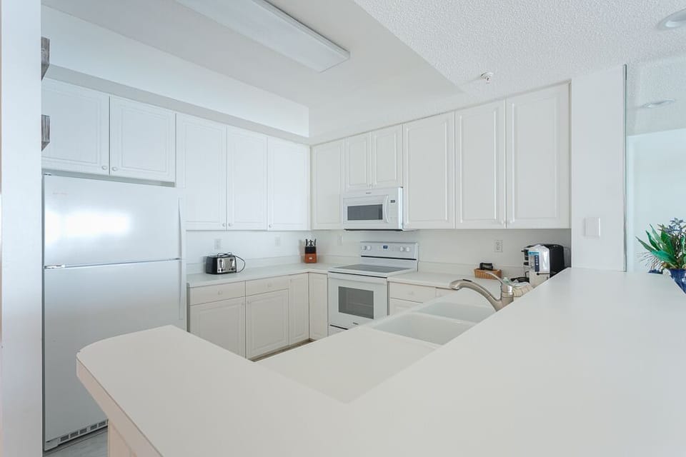 Regency Towers 906 - Kitchen