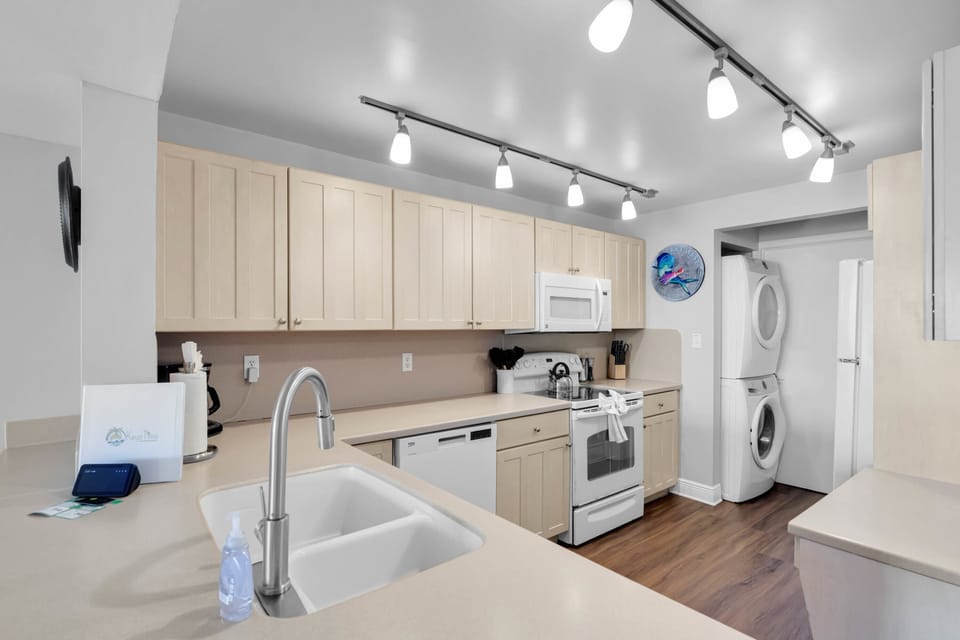 Kitchen, full size washer/dryer