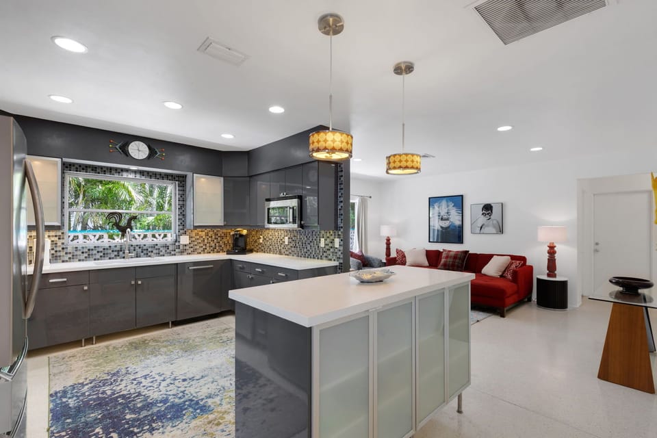 Open Kitchen. There is a second Ice Maker in Full Size Freezer in Garage. 
