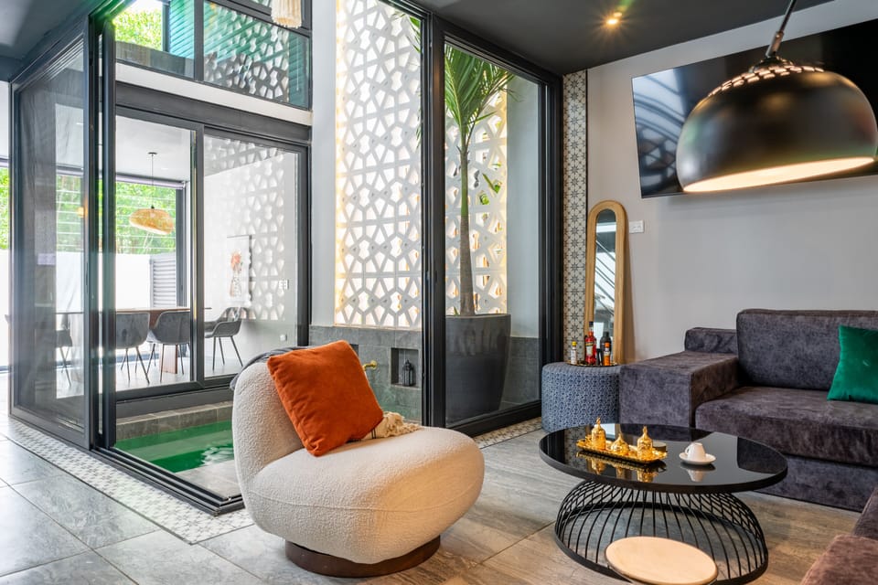 Living room w/ home bar