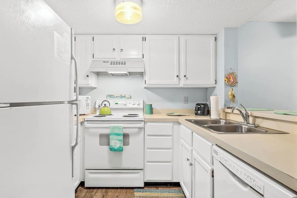 A sleek and stylish kitchen with everything you need to whip up a delicious meal.