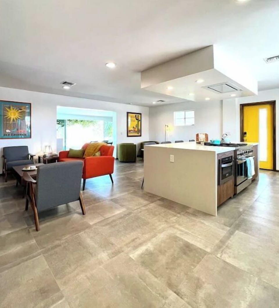 Kitchen - Open floor plan organized around the central island
