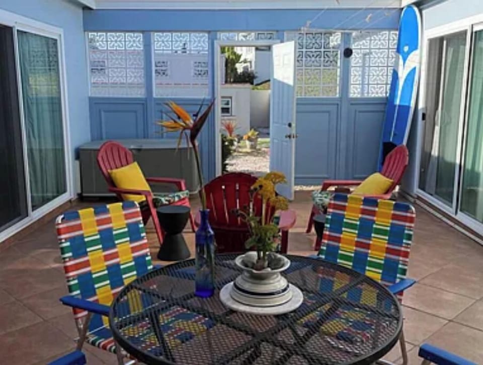 Outdoor Dining in Atrium
