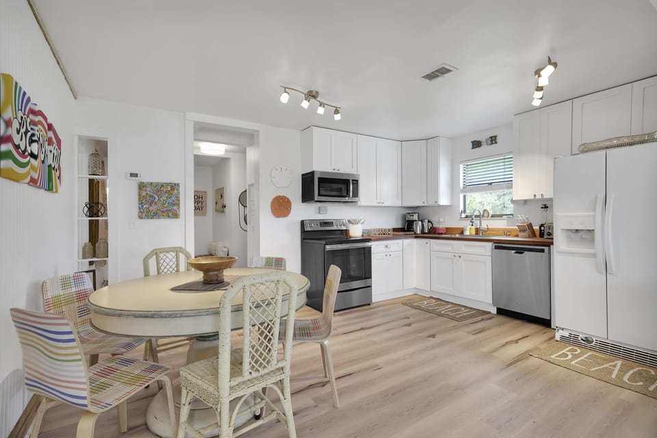 Cozy yet spacious kitchen and dining 
