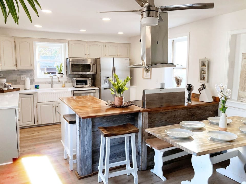 Kitchen and dining area.