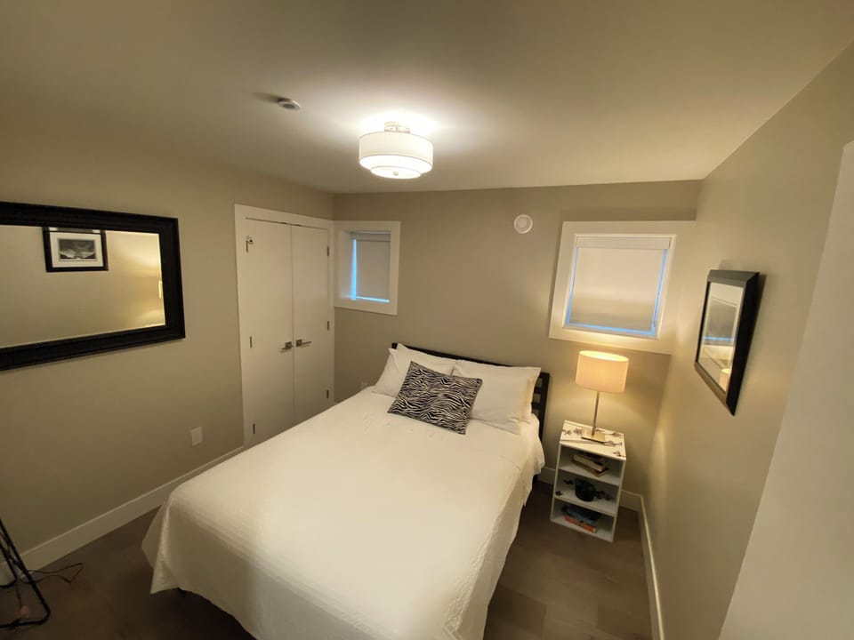 Cozy bedroom featuring a comfortable queen-sized bed.