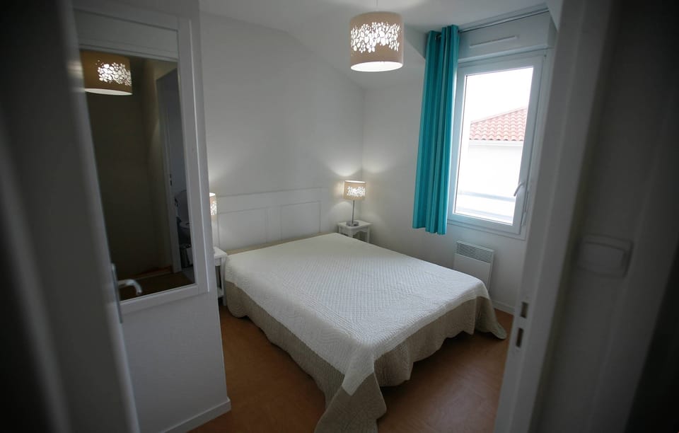 Drift off to sleep in the comfortable double bed for 2. Bedding configurations may vary.