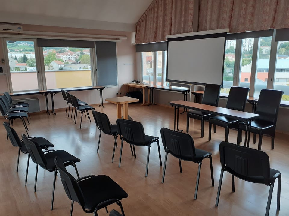 Business travelers will love the convenience of the on-site meeting room.