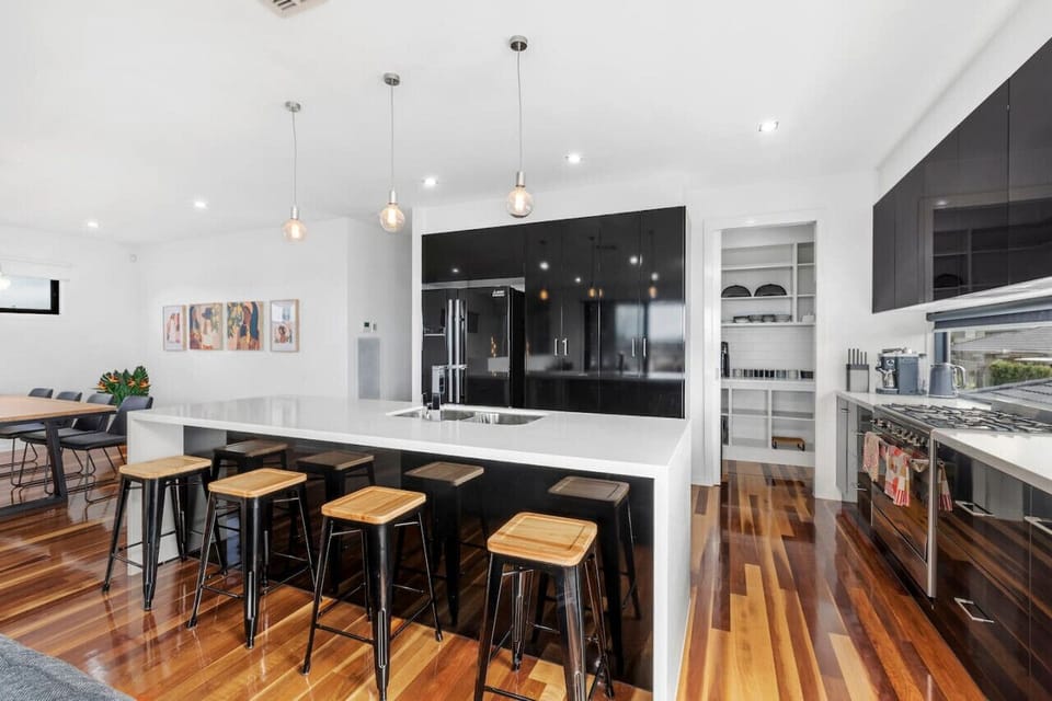 🍽️ Modern kitchen with stylish open-plan living and dining space, ideal for entertaining