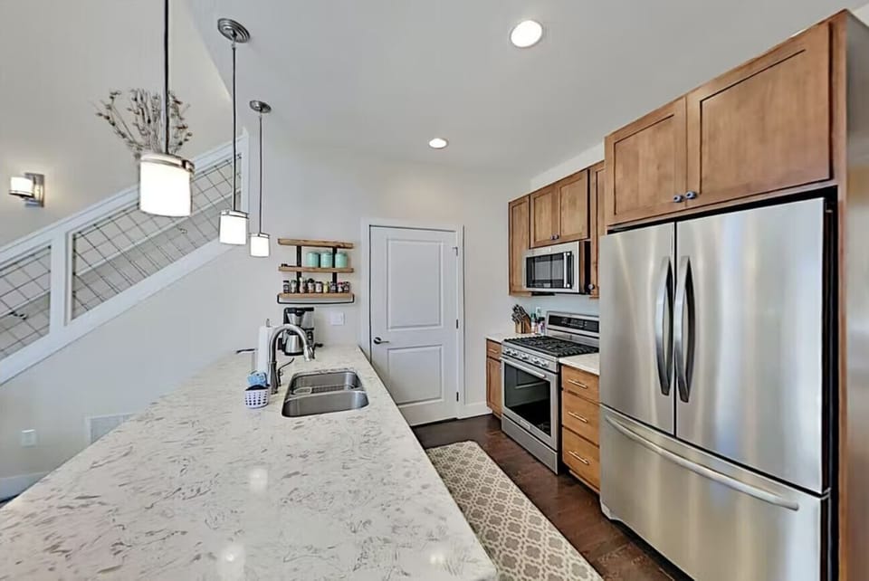 Stainless steel appliances, gas stove, dishwasher