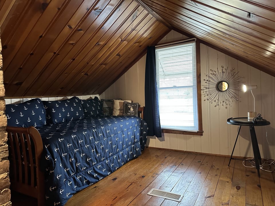 Upstairs Bedroom 3. Twin. 