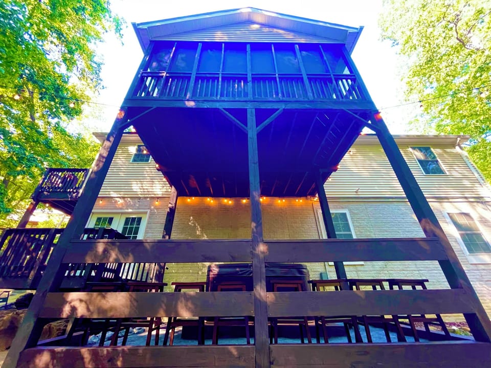 Back of the Ravine. Hot tub, bar sitting for 8 guests, fire pit &12ft Trampoline