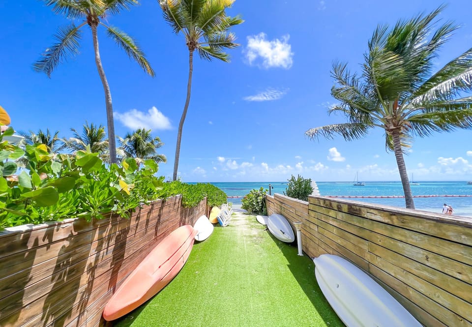 Access to the sea, the lagoon of Saint François and the white sandy beach a few meters from the villa