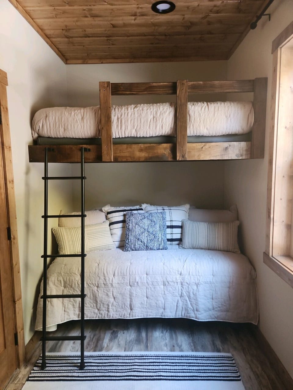 5th bedroom with built-in twin bunk bed