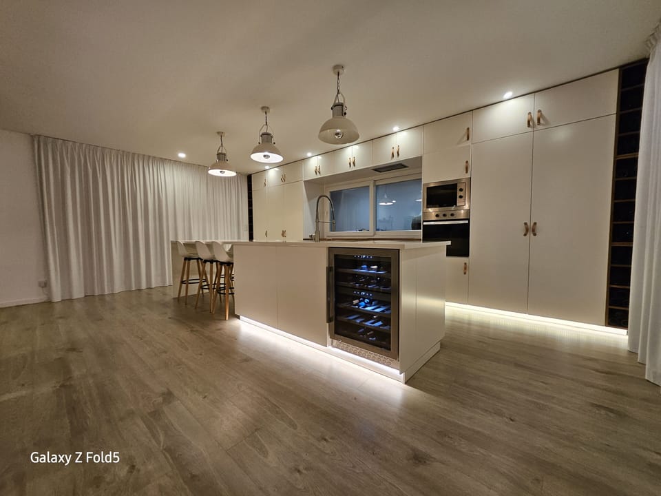 Kitchen island (6 persons) with refrigerated wine cellar.