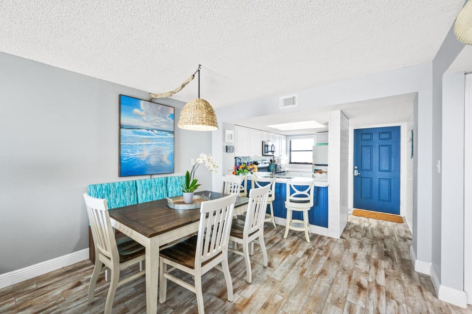 DINING/KITCHEN AREA
