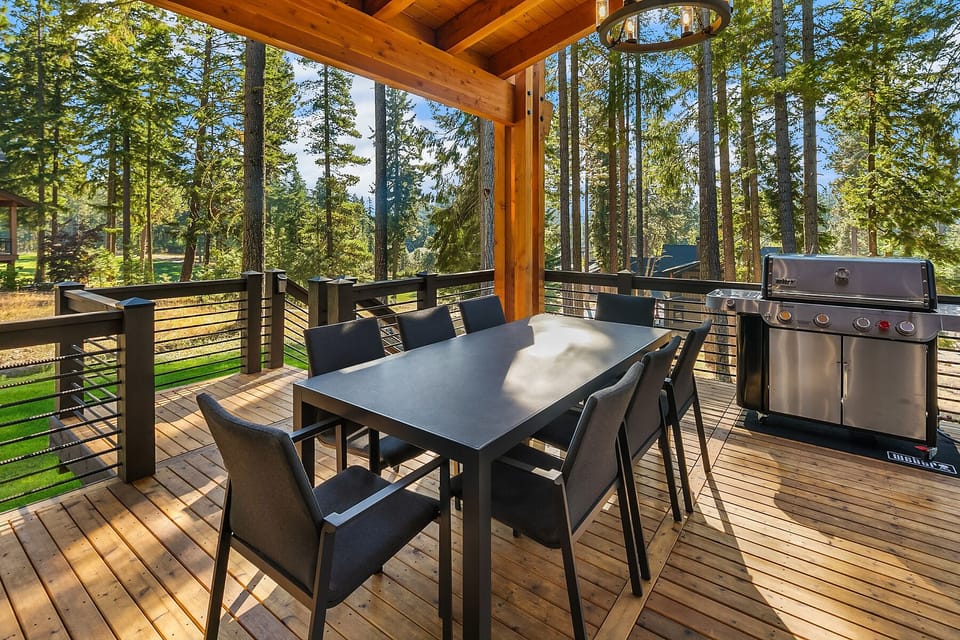 Pura Vida: - Unwind with friends and family around the outdoor dining table.