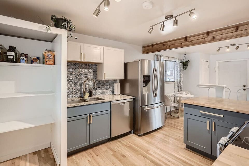 Sort out your goods and ingredients in the spacious pantry.