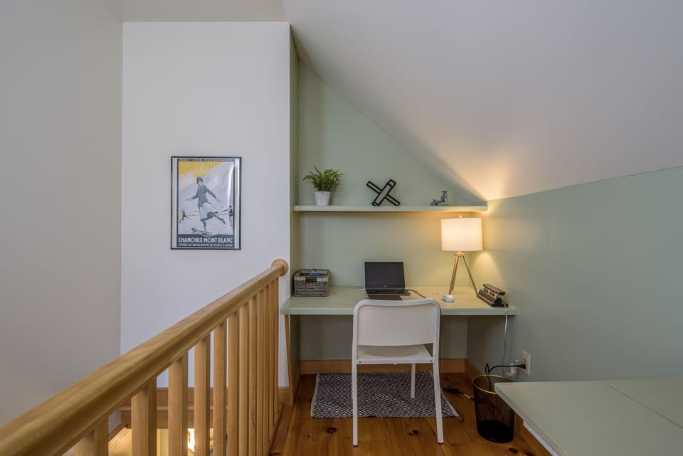 Office with Wi-Fi and fiber optic speed