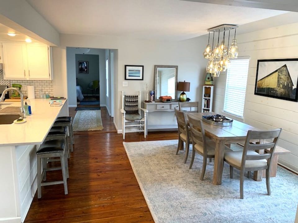 Dining Room, Seats 6