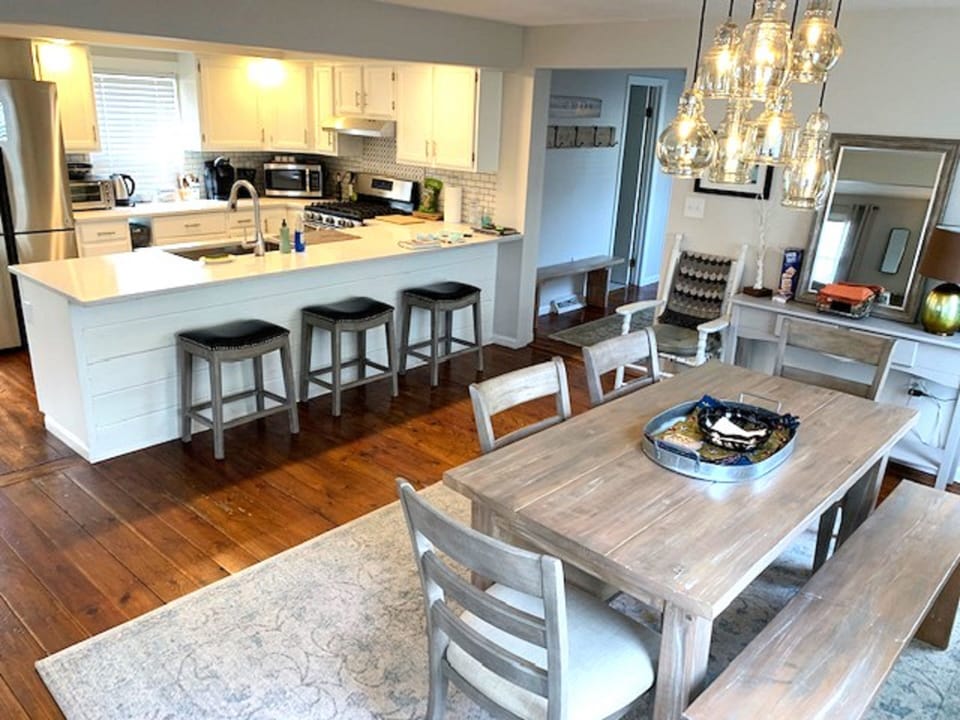 Dining Room & Kitchen Area. Kitchen Counter seats 3
