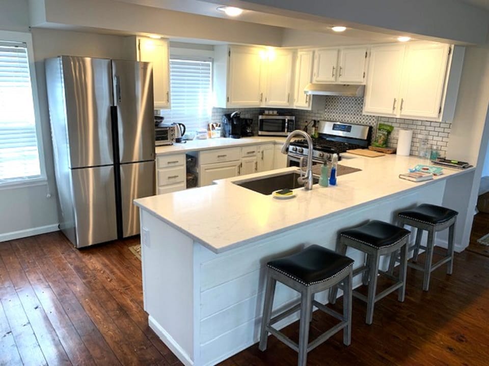 Kitchen Area. Kitchen Counter seats 3