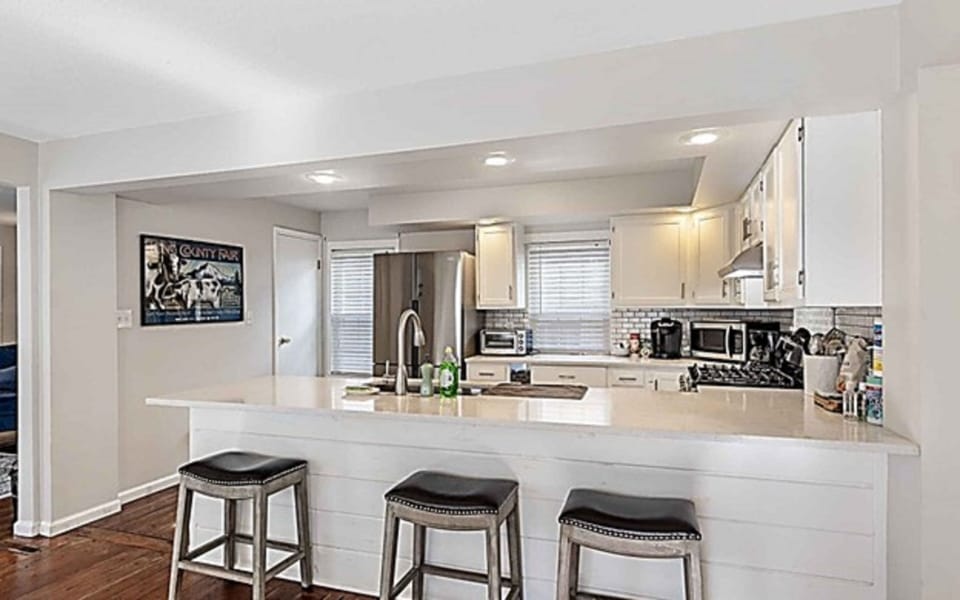 Kitchen Counter seats 3