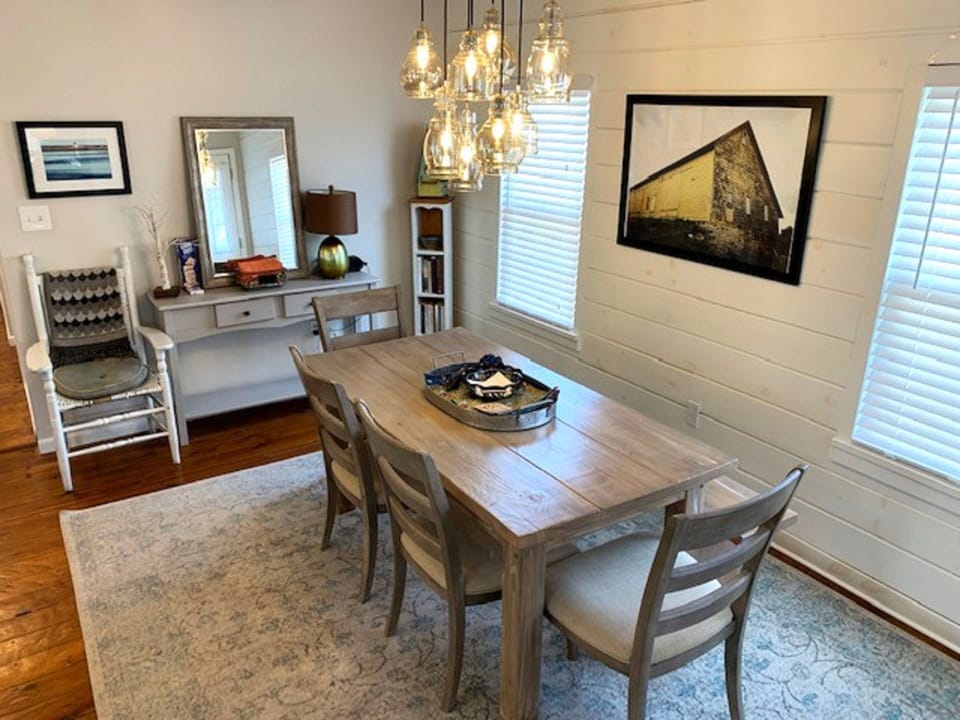 Dining Room, Seats 6