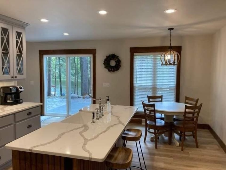 Shoreline breakfast nook