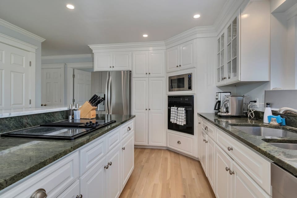 Fully equipped kitchen & stainless steel appliances