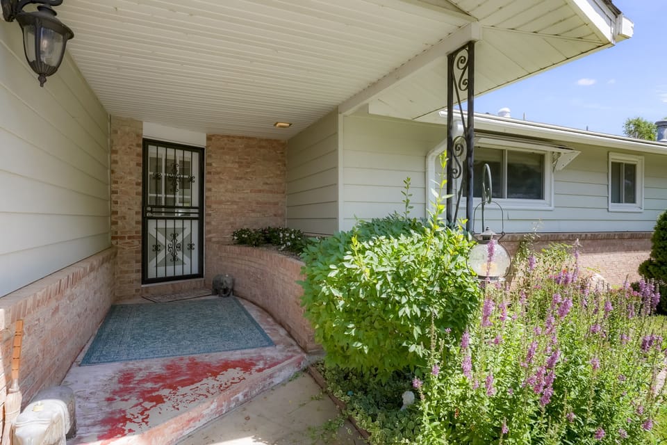 Large covered entryway to the home