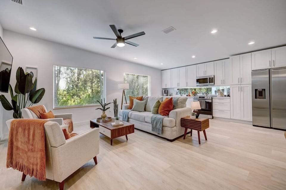 This contemporary, sleek 2022 construction is located in the up-and-coming West King district 1.9-miles from the historic downtown with the top historic sights, the hottest bars & local award-winning restaurants