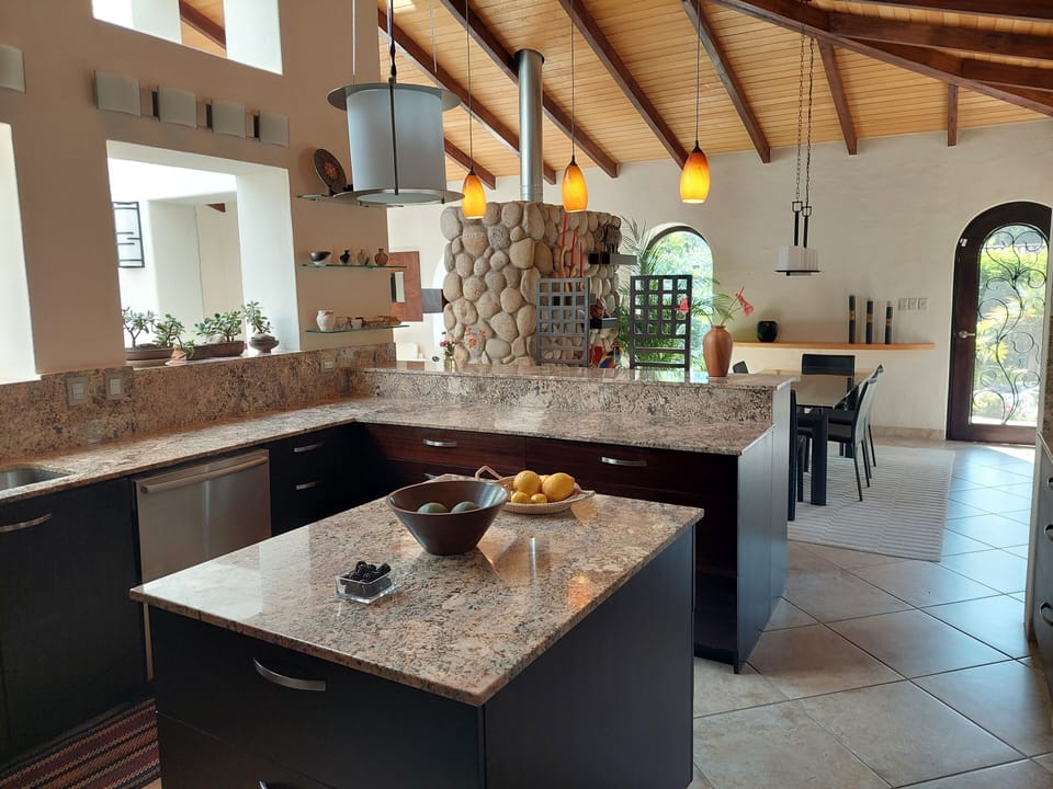 Kitchen & dining room