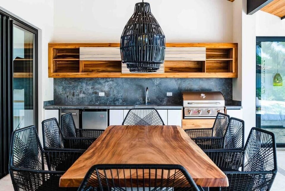 Outdoor Dinning area