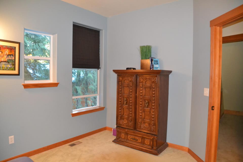 Queen Bedroom