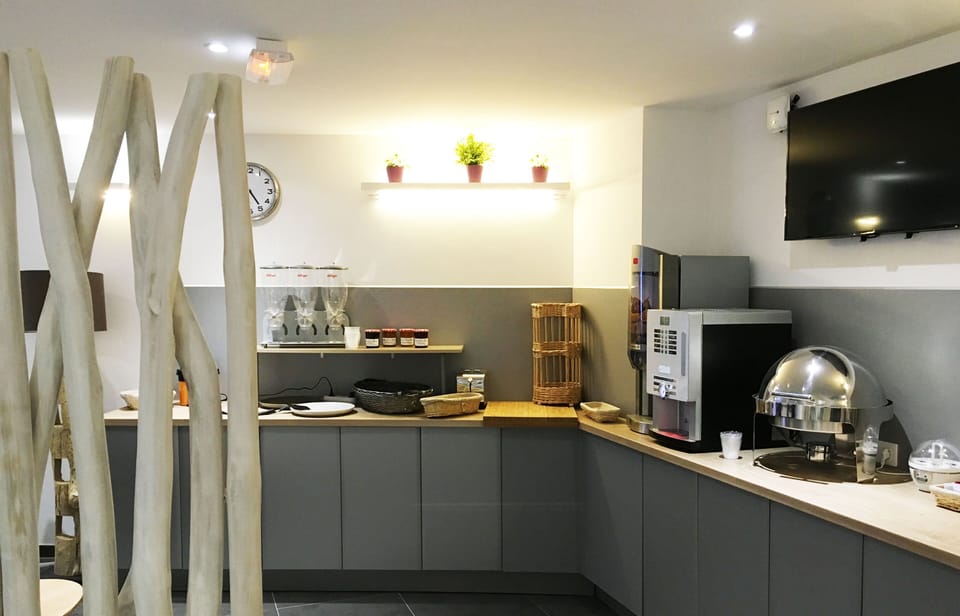 Curb your appetite by indulging on a snack