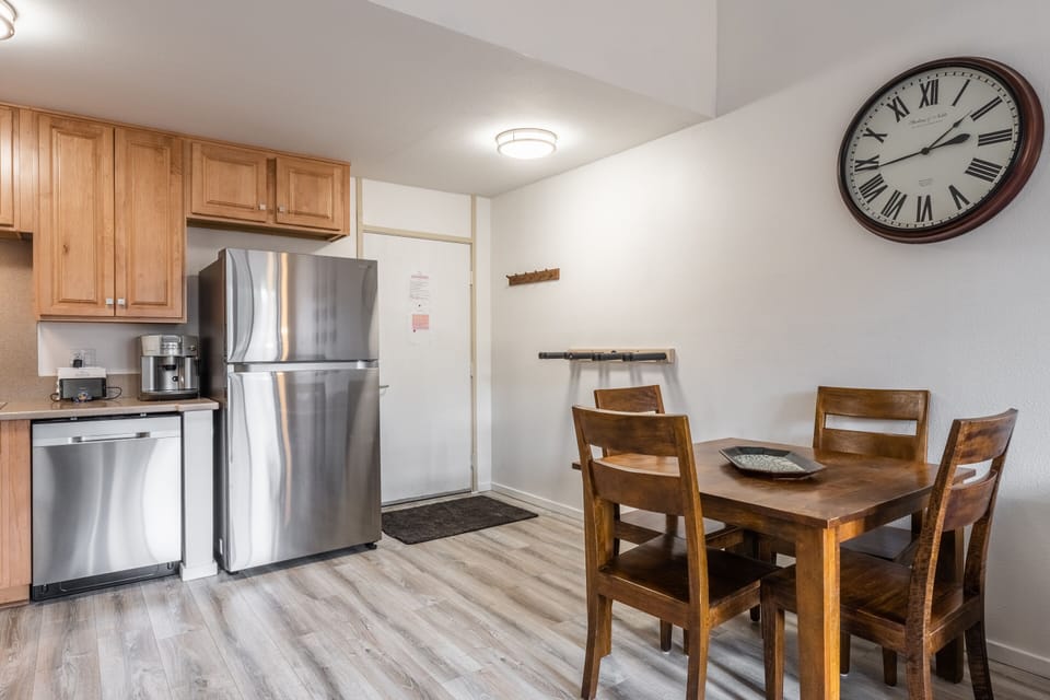 Kitchen, Dining table