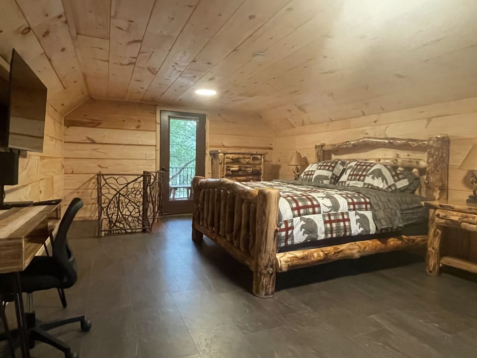 NEW Large private king bedroom, with balcony, half bathroom, USB Charging. 40”TV