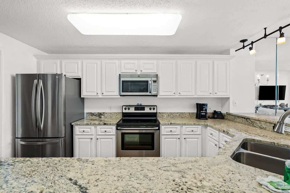 Stylish kitchen with full cookware and stainless steel appliances!