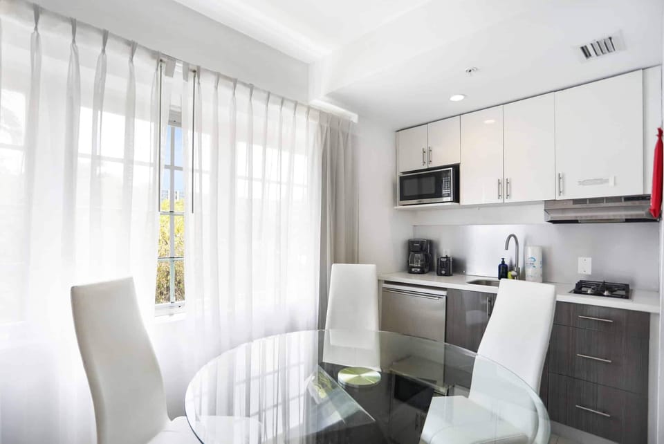 Kitchenette and dining area